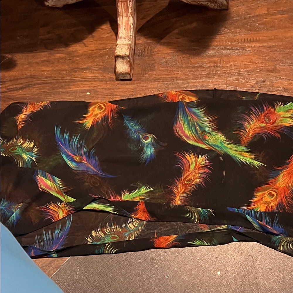 Women’s infinity scarf with the feathers no tag